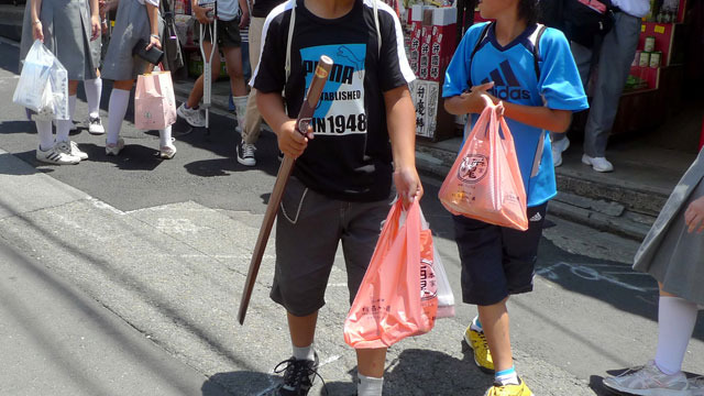 京都と修学旅行生と木刀は常にセット