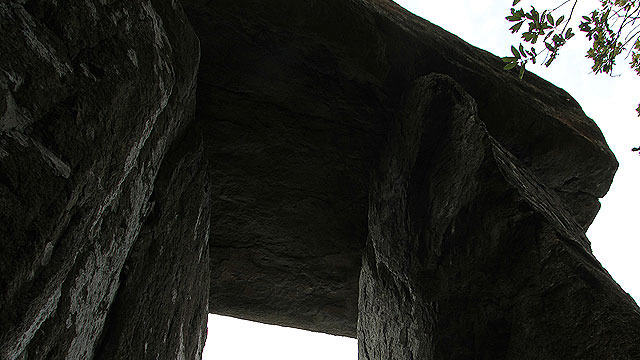 無人島にある日本版ストーンヘンジ「王位石」の謎