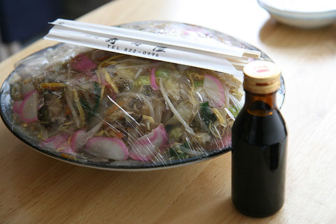 長崎では皿うどんを出前で頼むと、栄養ドリンクの瓶にソースを入れて持って来る
