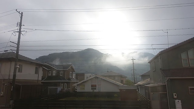 山から霧が降りてきていて雰囲気がものすごい。