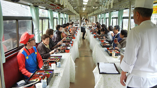 色んなきのこが食べられる、きのこ列車の旅