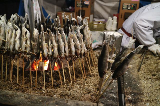 京都のお祭りでも鮎が売られているらしいです。記事「京都、露店が200以上ある節分祭に行って一番多い店舗を調べたらからあげだった」より。