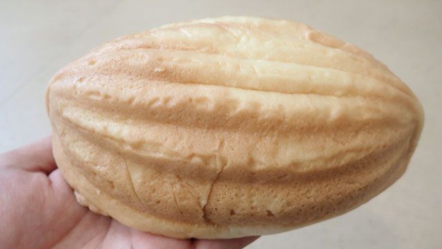 広島ではこれがメロンパンなのか。（記事「広島県呉のメロンパンはラグビーボール型」)