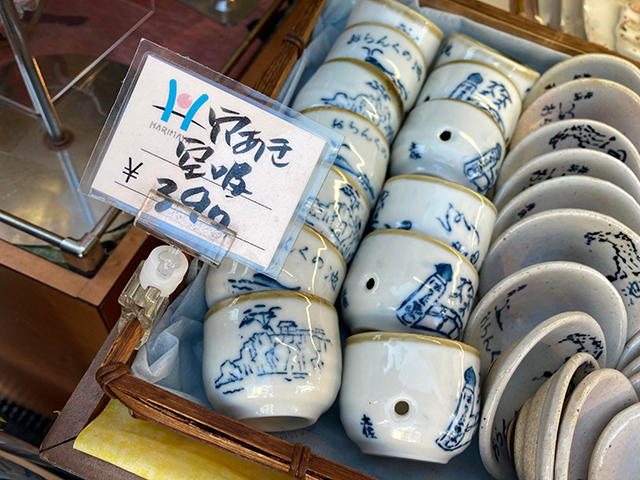 穴の開いた杯。穴を指でふさぎながら飲むので飲み干すまで置けない。写真:横山伸介