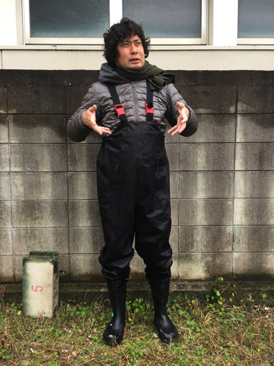 100年に一度といわれる寒波が来た沖縄でダウンを着るライター平坂さん。